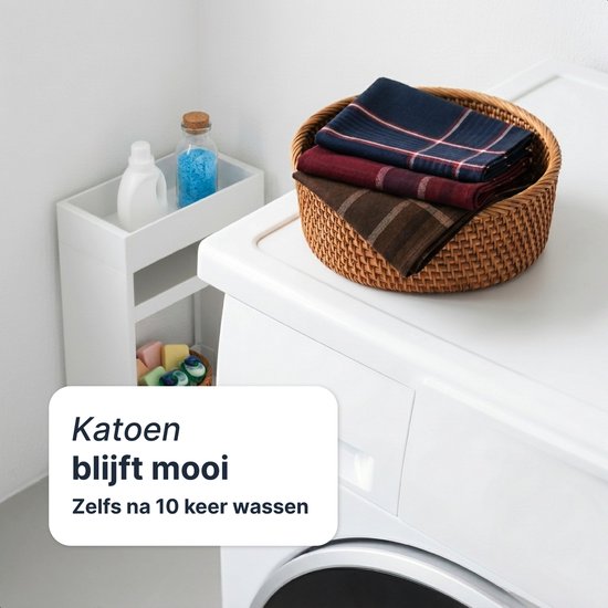 Een ronde rieten mand met gestreepte katoenen zakdoeken op een witte wasmachine.