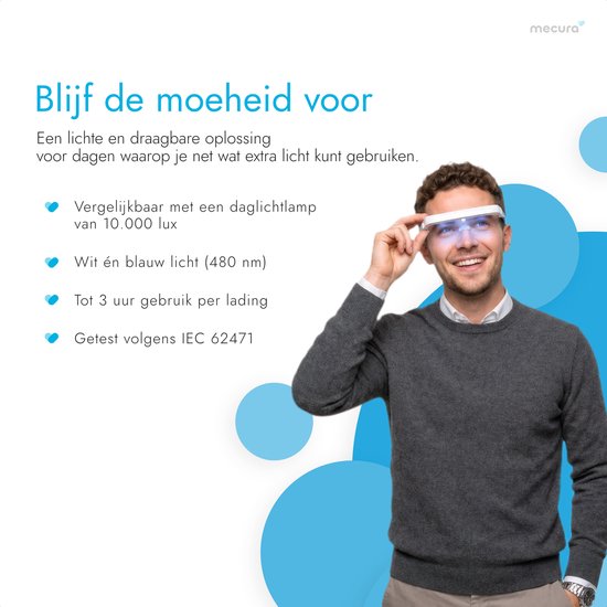 Man met lichttherapiebril, witte bril met blauwe pootjes en blauw licht, grijze trui.
