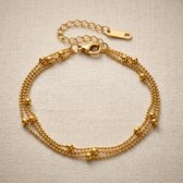 Lundholm Alina Armband Dames Goudkleurig – Premium Stainless Steel Gold PVD Plated – 3 Laagse Armband met Bolletjes – Minimalistische Armband Dames – Classy Schakelarmband – 17 + 5 cm Verstelbaar – Waterproof & Hypoallergeen – Scandinavisch Design