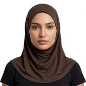 Close-up van een vrouw met een bruine hijab en een zwarte top.