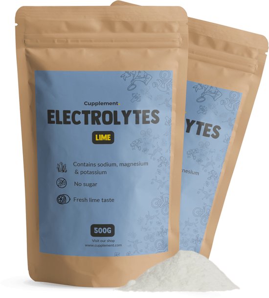 Twee bruine kraft pouches met blauwe labels voor elektrolyten poeder, met wat poeder ernaast.
