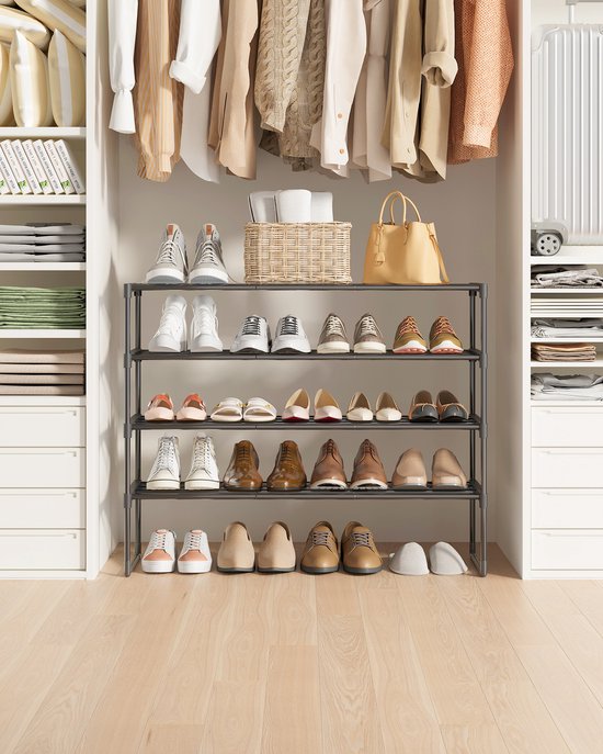Zwart metalen schoenenrek met 4 etages, geplaatst in een garderobekast, gevuld met schoenen en accessoires.