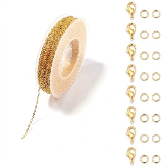 Rol goudkleurig schakelketting van 3x2 mm, met karabijnsluitingen en ringetjes op witte achtergrond.