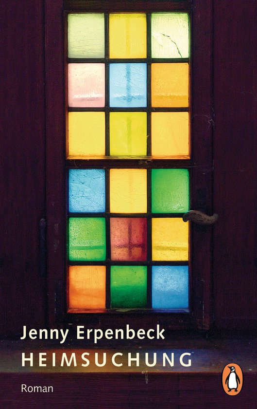 Boekomslag met een glas-in-lood raam met veelkleurige ruiten: geel, blauw, groen, oranje, rood, roze. Met de titel "Heimsuchung" en "Jenny Erpenbeck".