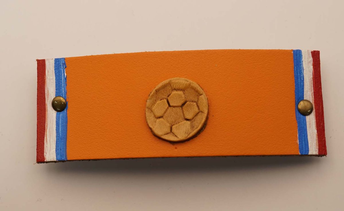 Oranje haarclip met beige voetbal en de Nederlandse vlag rood, wit, blauw - handgemaakte leren haarclip Nederlandse vlag - unieke haarclip voor voetbal WK 2026 - handgemaakte haarclip voor een voetbal fan - leuke oranje voetbal haaraccessoires