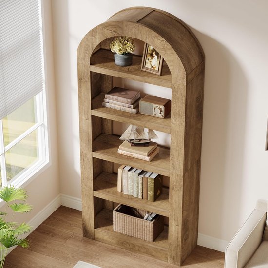 Houten boekenkast met gebogen bovenkant, gevuld met boeken, radio, modelschip en mand.
