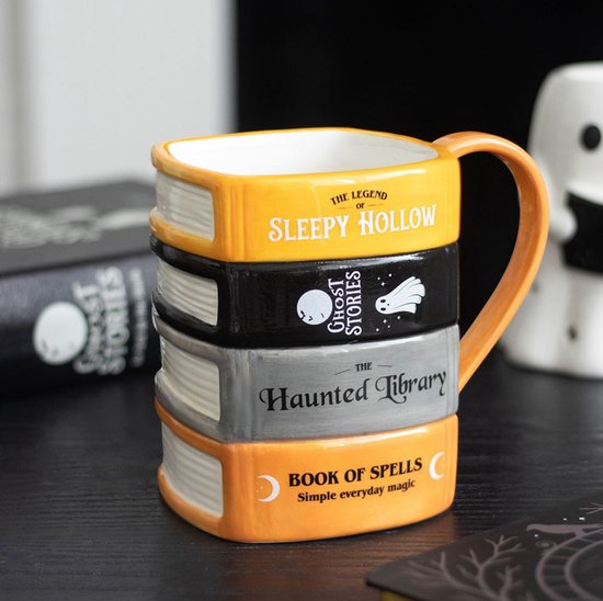Oranje mok als boekenstapel met titels als 'The Legend of Sleepy Hollow' en 'Ghost Stories' en een spookje.