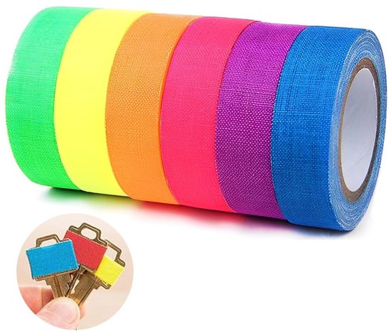Rol fluorescerende tape met groene, gele, oranje, roze, paarse en blauwe kleuren. Inzetstuk toont sleutels met tape.
