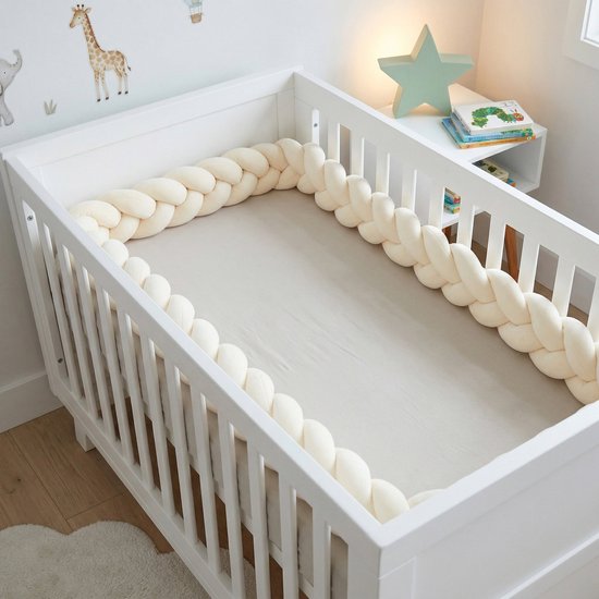 Honeybears Gevlochten Baby bedomrander – Boxomrander baby – Bedslang - Bedbumper - Hoofdbeschermer - Parkomrander - Bedrand - Bed bumper ledikant – 3 meter – Creme