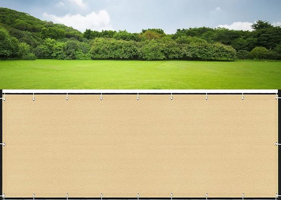 Zandkleurig gaasdoek met oogjes, opgehangen als omheining voor een gazon en bos.