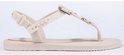 Lichtbeige Ipanema slipper met een enkelbandje en een band over de wreef met gouden gespen.