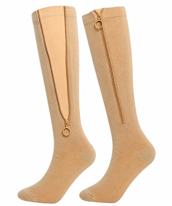 Twee beige compressiekousen met ritssluiting, op een witte achtergrond.