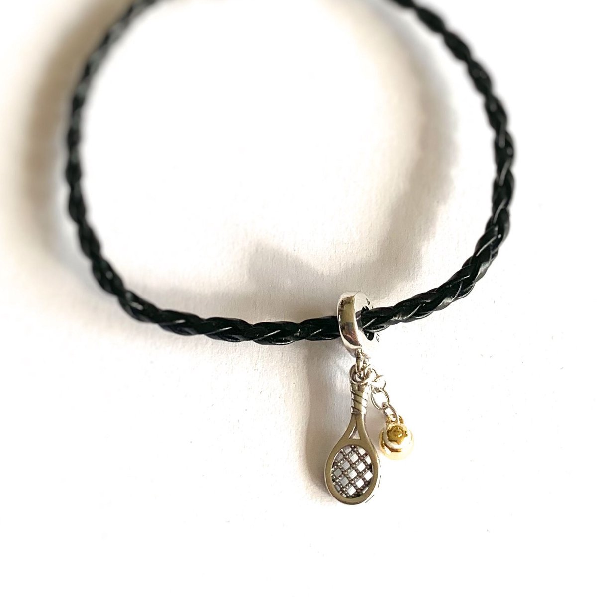 SportPresent® - Sportbedel - Armband - Tennis - Tennisbal - Bedelarmband - Padel - Bedels - Beads - Tennisracket - Zilver - Geschikt voor diverse bedels - Tennisbal - Leer - Sport - Stoer - Zwart - Sportsieraden - Bedelarmband - Ketting
