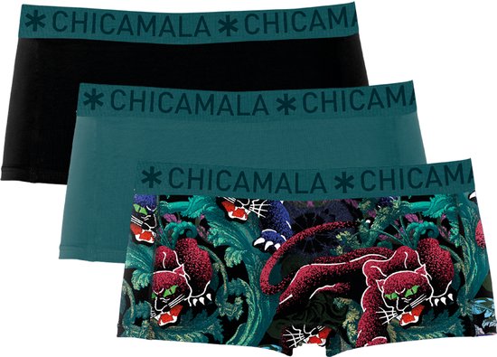 Drie boxershorts: een zwarte, een petrolblauwe en een met panterprint in groen en rood.