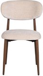 Vue latérale d'une chaise beige avec un dossier incurvé et des pieds en bois.