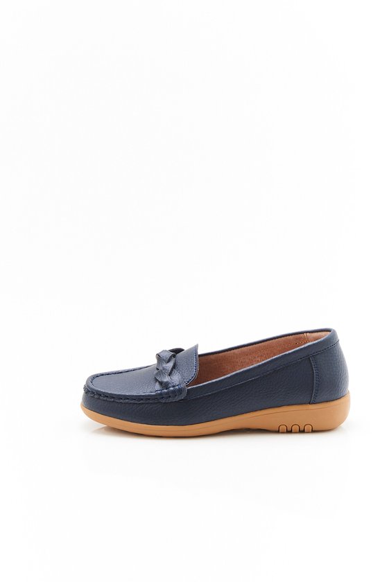 Donkerblauwe leren mocassins met strikdetail en bruine zool.