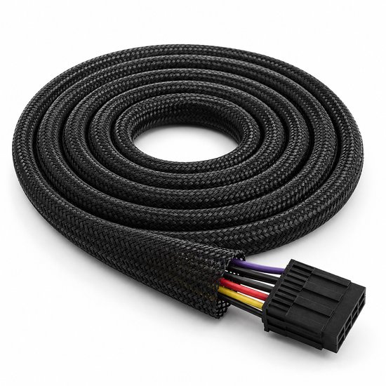 Une gaine de câble noire tressée enroulée. Un connecteur noir avec des fils colorés sort d'une extrémité.
