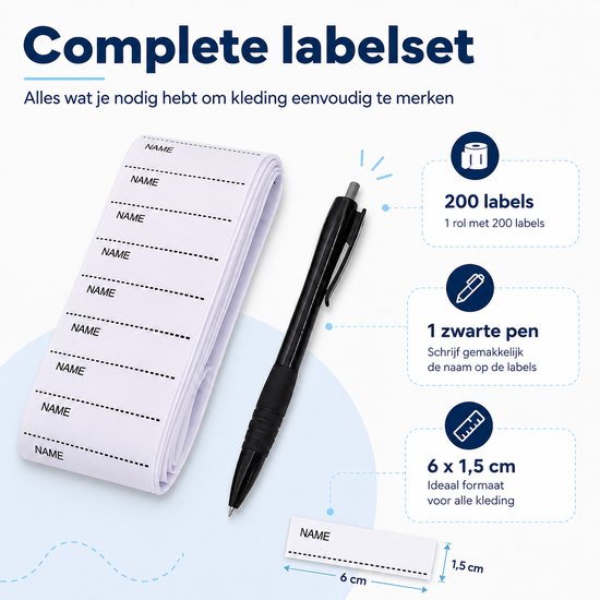 Een rol met 200 naamlabels en een zwarte pen. Een los label van 6x1,5 cm wordt getoond.