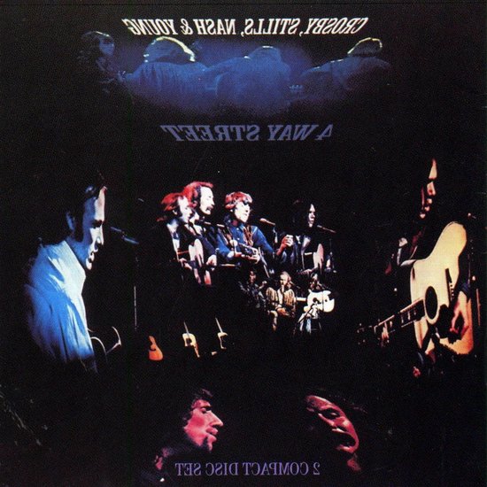 Crosby, Stills, Nash & Young op het album "4 Way Street". De hoes toont een donker podium met de bandleden.