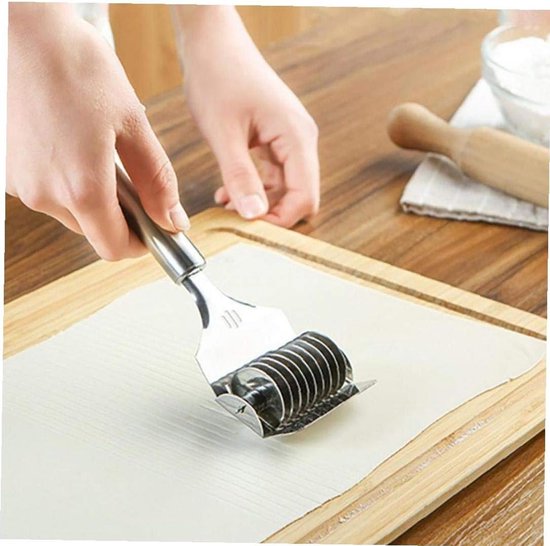 Roestvrijstalen Pastamaker - Handmatige Deegsnijder - Verse Pasta Maken - Corrosiebestendig Materiaal - 21.5 cm Lengte - Zilverkleurig — afbeelding 3