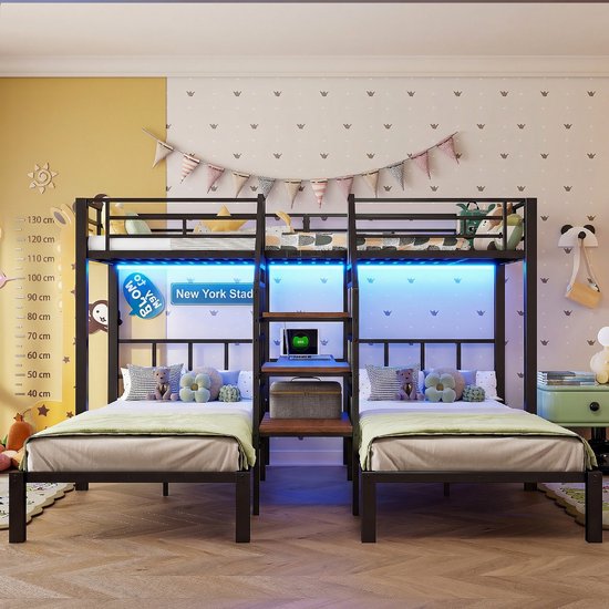 Zwart stapelbed voor 3 personen met trap, bureau en LED-verlichting, opstelling in een kinderslaapkamer.