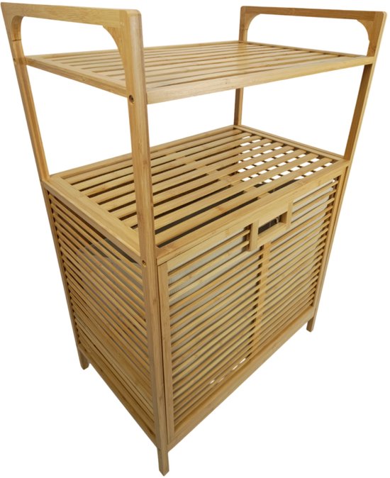 Bruine bamboe wasmandkast met twee planken boven en een uittrekbare wasmand.