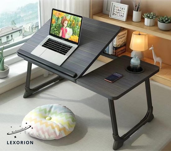 Lexorion bedtafel met laptop, bekerhouder en telefoon, bij een raam met een kussen.