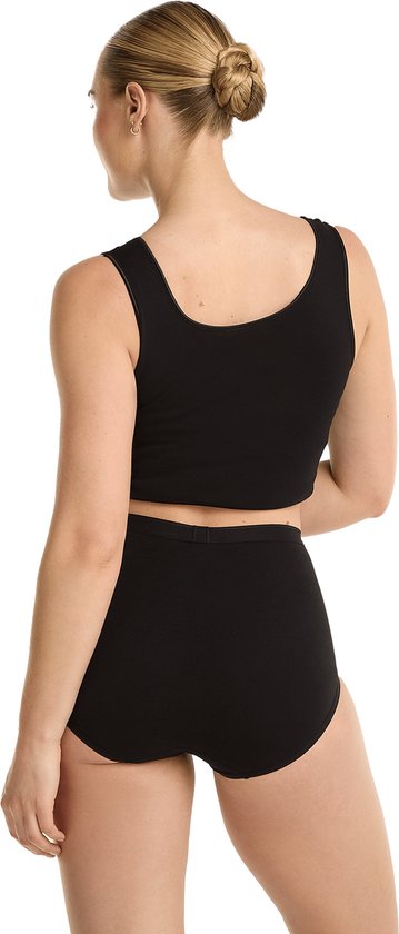 Model in zwart crop top en zwart high-waist broekje, achterkant.