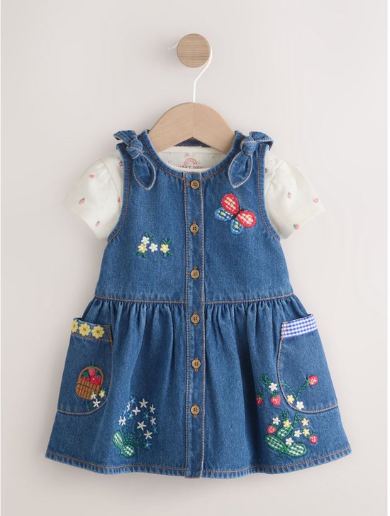 Denim spijkerjurkje met strikjes, knopen, vlinder-, bloemen-, aardbei- en mandborduurwerk.