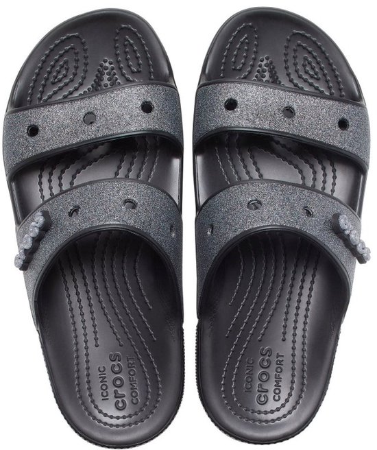 Zwarte Crocs sandalen met glitterbandjes en iconische Crocs comfort zool.