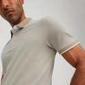 Lichtgrijs poloshirt met korte mouwen, beige kraag en manchetten met witte bies.