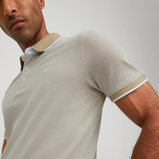 Lichtgrijs poloshirt met korte mouwen, beige kraag en manchetten met witte bies.