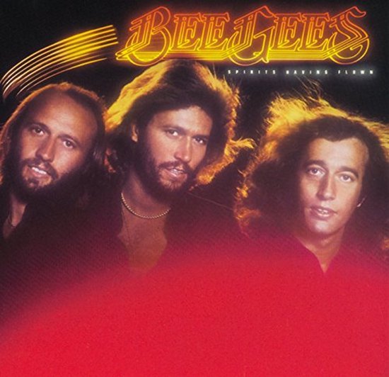 De Bee Gees, 'Spirits Having Flown' albumhoes met drie mannen, verlicht door gouden en rode gloed.