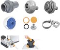 Set van diverse zwembadonderdelen: adapters, ringen, filterdelen en pomp met tank.
