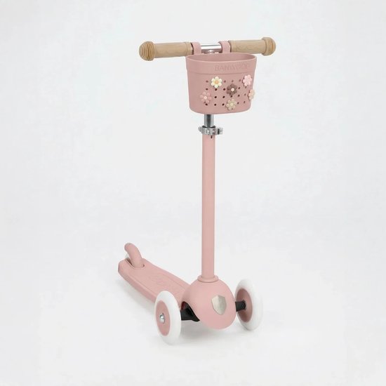 Roze Banwood kinderstep met een mandje met bloemen, houten handvatten en drie wielen.