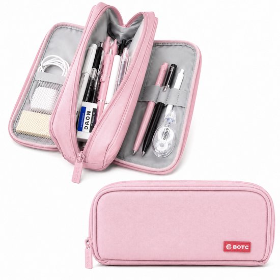 Trousse rose zippée, ouverte avec stylos, crayons et une gomme. La trousse fermée est rose avec un logo BOTC rouge.