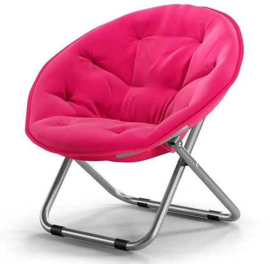 Roze, gewatteerde, inklapbare loungestoel met een zilverkleurig metalen frame.