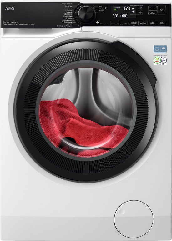 Witte AEG wasmachine met rode handdoek in de trommel, digitaal display en programma's.