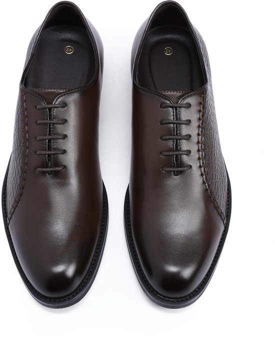 Paar donkerbruine leren schoenen met krokodillenprint op de zijkanten en spitse neuzen.