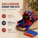 Dichtbij op een Spidey handschoen met dartlader, met dartpijltjes. De handschoen is rood met blauwe spinnenwebben.