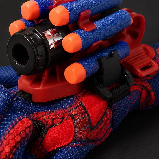 Rode en blauwe Spidey-handschoen met dartlader, met dartpijltjes erin. De handschoen heeft spinnenwebdetails.