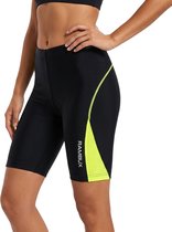 Vrouw met zwarte fietsbroek tot op de knie, met neongele accenten aan de zijkant, van het merk RAMBUX.