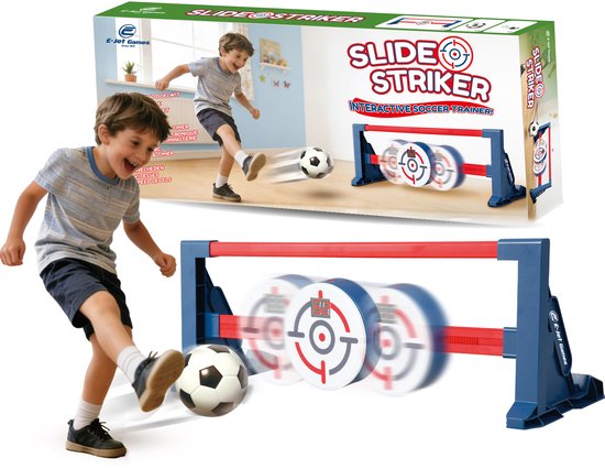 Jongen met gestreept shirt en korte broek trapt tegen voetbal voor Slide Striker spel. Doos is zichtbaar.