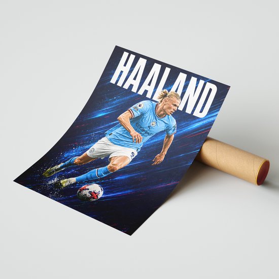Erling Haaland en short bleu ciel, short blanc, avec ballon, avec le texte HAALAND