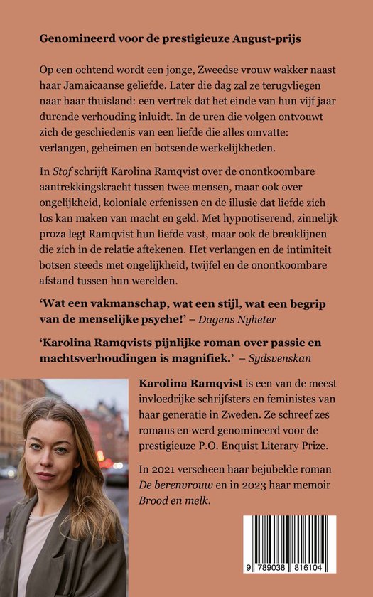 Portret van de schrijfster Karolina Ramqvist, een jonge vrouw met blond haar, die recht in de camera kijkt. De achtergrond is een gebouw.