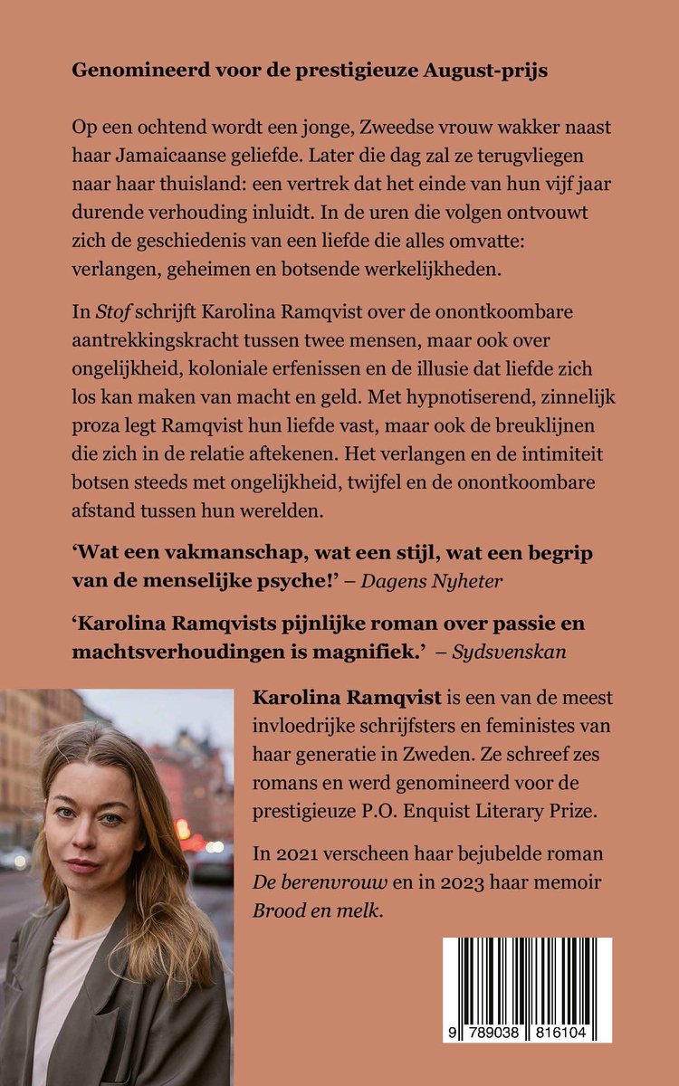 Portret van de schrijfster Karolina Ramqvist, een jonge vrouw met blond haar, die recht in de camera kijkt. De achtergrond is een gebouw.