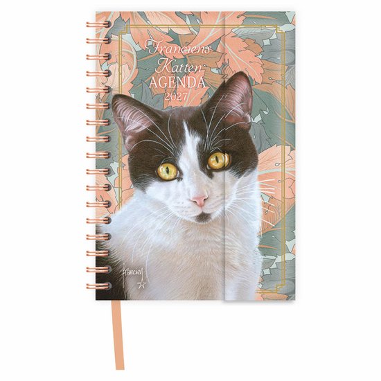 Agenda met op de voorkant een zwart-witte kat met gele ogen, omringd door een bloemenpatroon in koraal en groen.