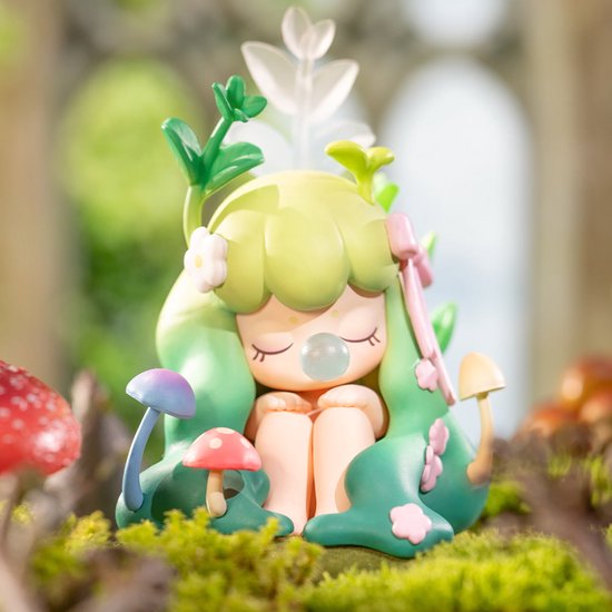 Boself met lichtgroen haar, zittend tussen mos, planten en paddenstoelen.