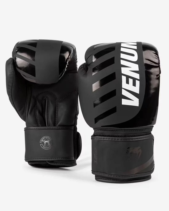 Paar zwarte "Venum Challenger 3.0" bokshandschoenen, 14 oz, met "Venum" logo op de rechterhandschoen.