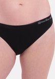 Zwarte Bamboo Basics slip met logo, gedragen op een model.